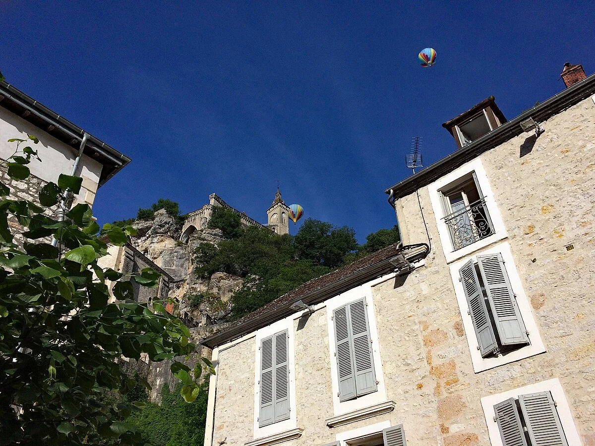Envol de montgolfières au-dessus de Rocamadour au lever du soleil