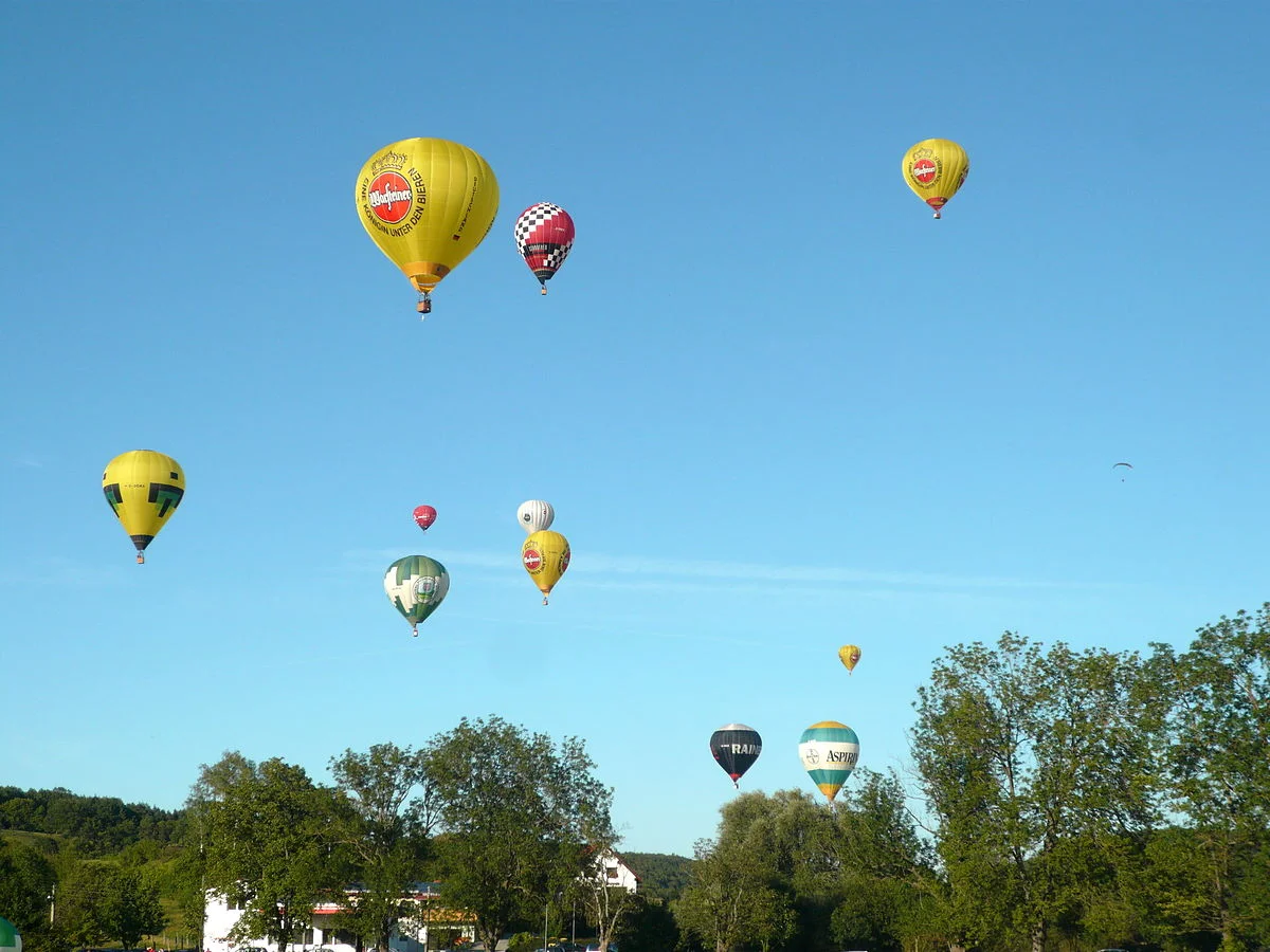 Montgolfière au-dessus du village médiéval de Rocamadour