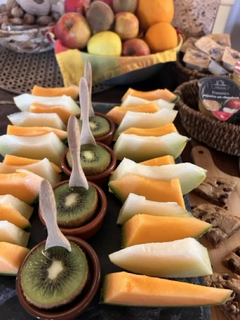 Viennoiseries fraîches et confitures maison - Petit-déjeuner hôtel Lot