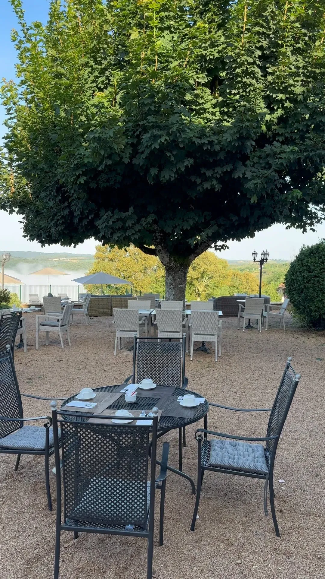 Terrasse petit-déjeuner avec vue panoramique Lot