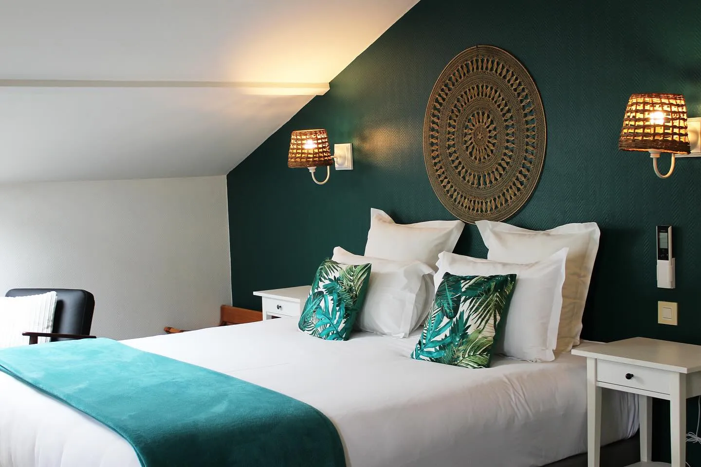 Chambre élégante décoration verte Hôtel Rocamadour