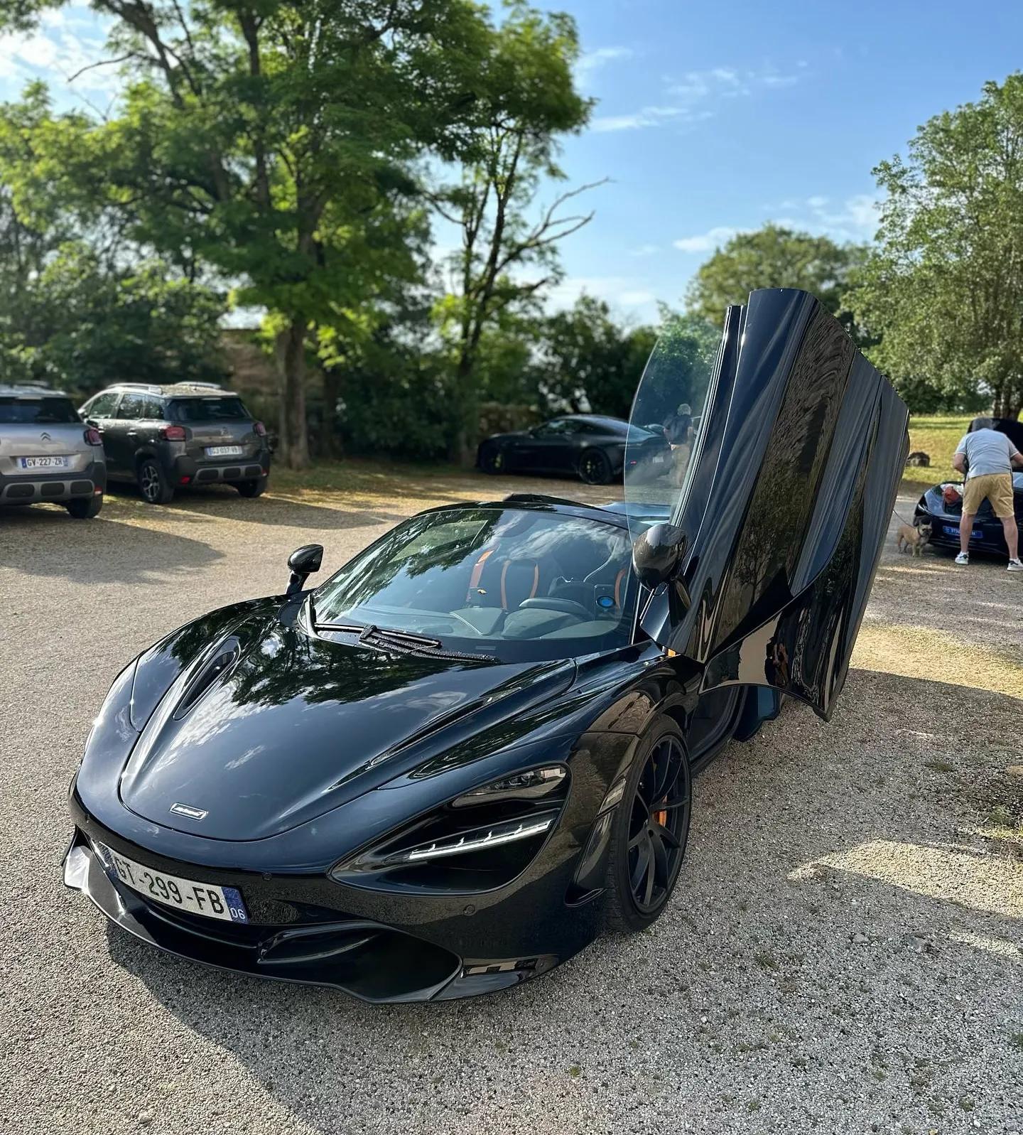 McLaren parking Hôtel Les Vieilles Tours