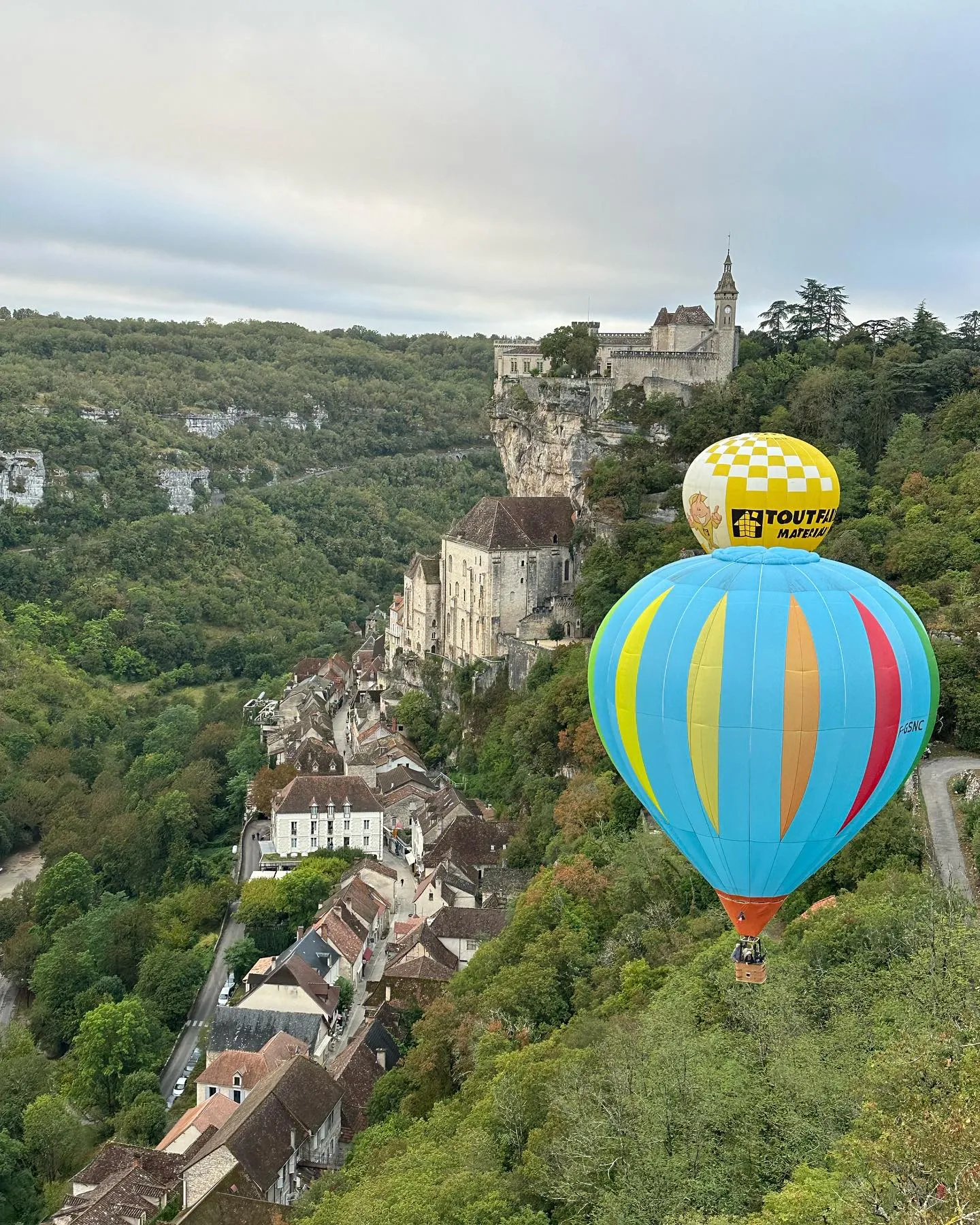 Montgolfière survolant le village de Rocamadour