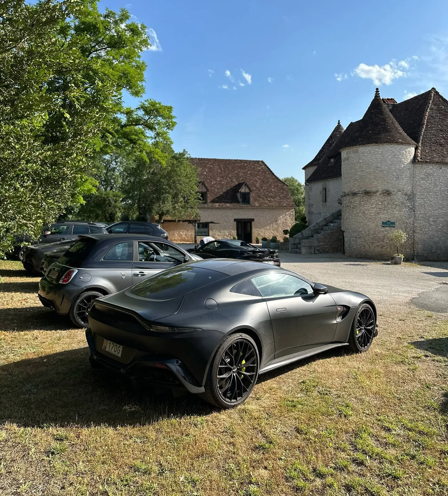 Aston Martin parking Hôtel Les Vieilles Tours