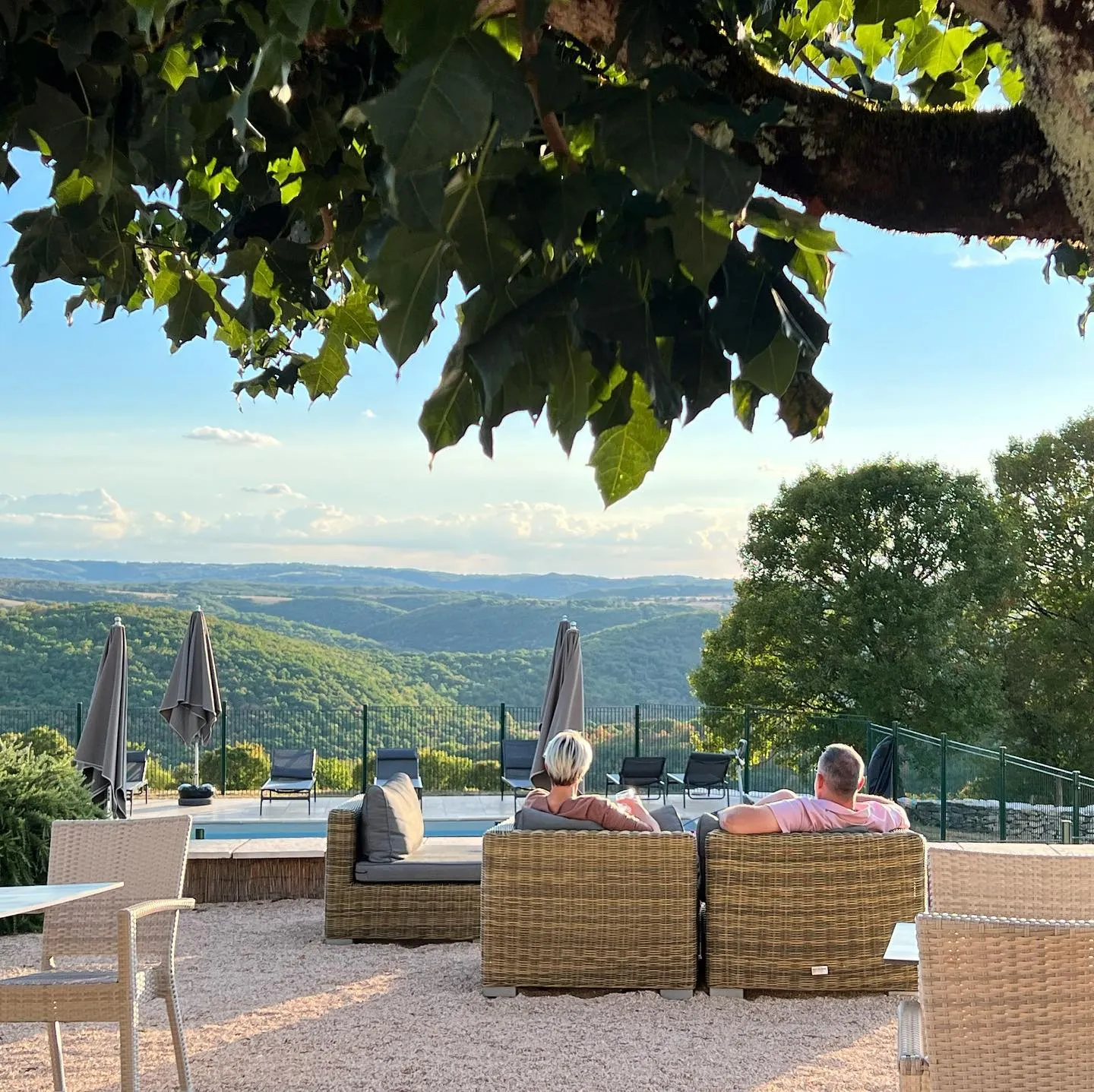 Terrasse piscine vue vallée du Lot détente