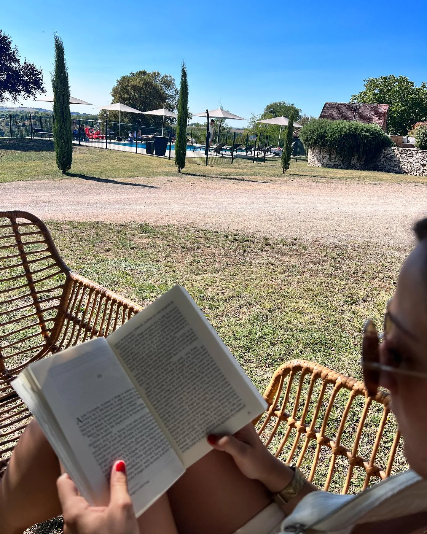 Lecture détente vue piscine Hôtel Rocamadour