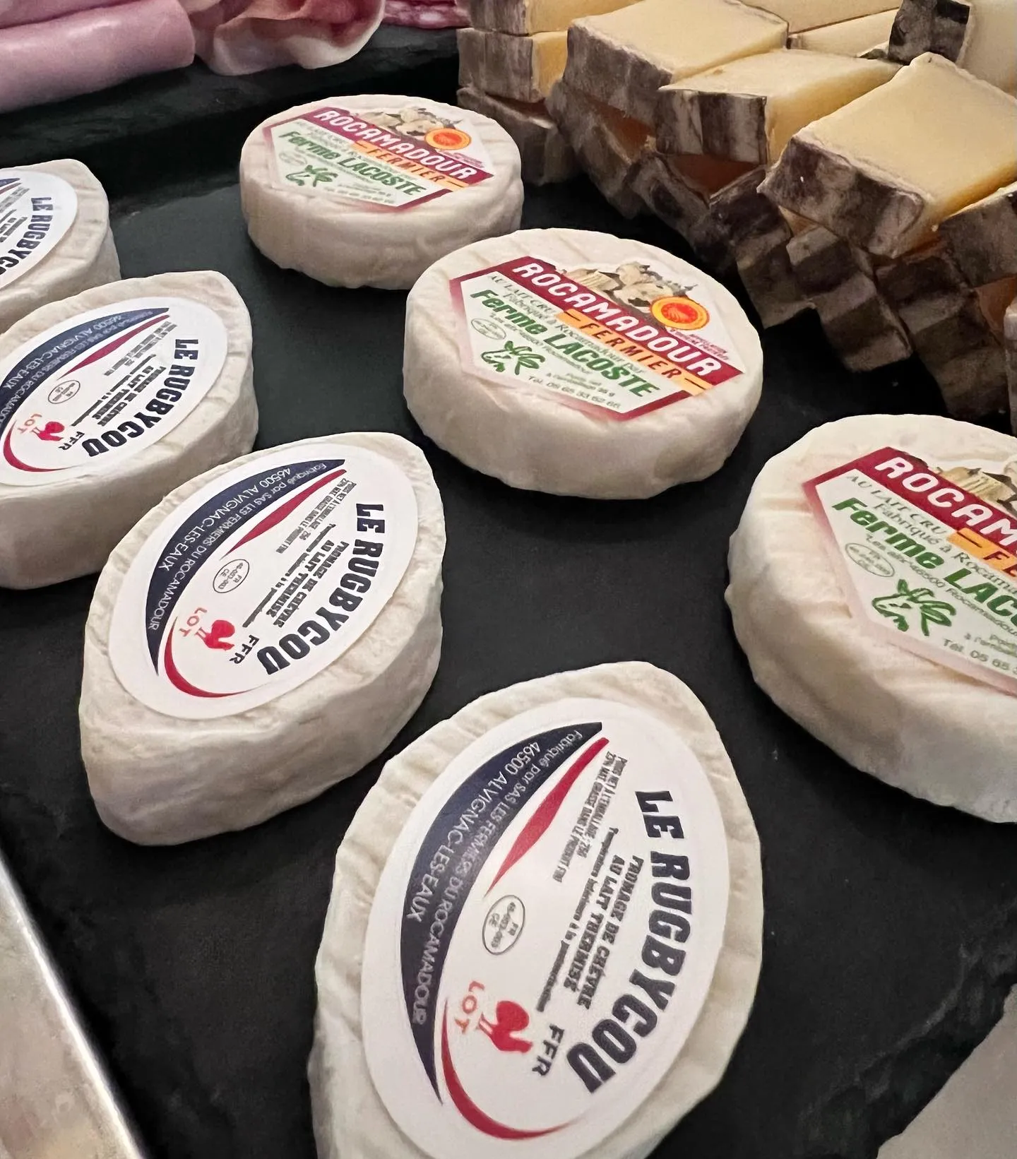 Jardin fleuri et tour historique hôtel Rocamadour