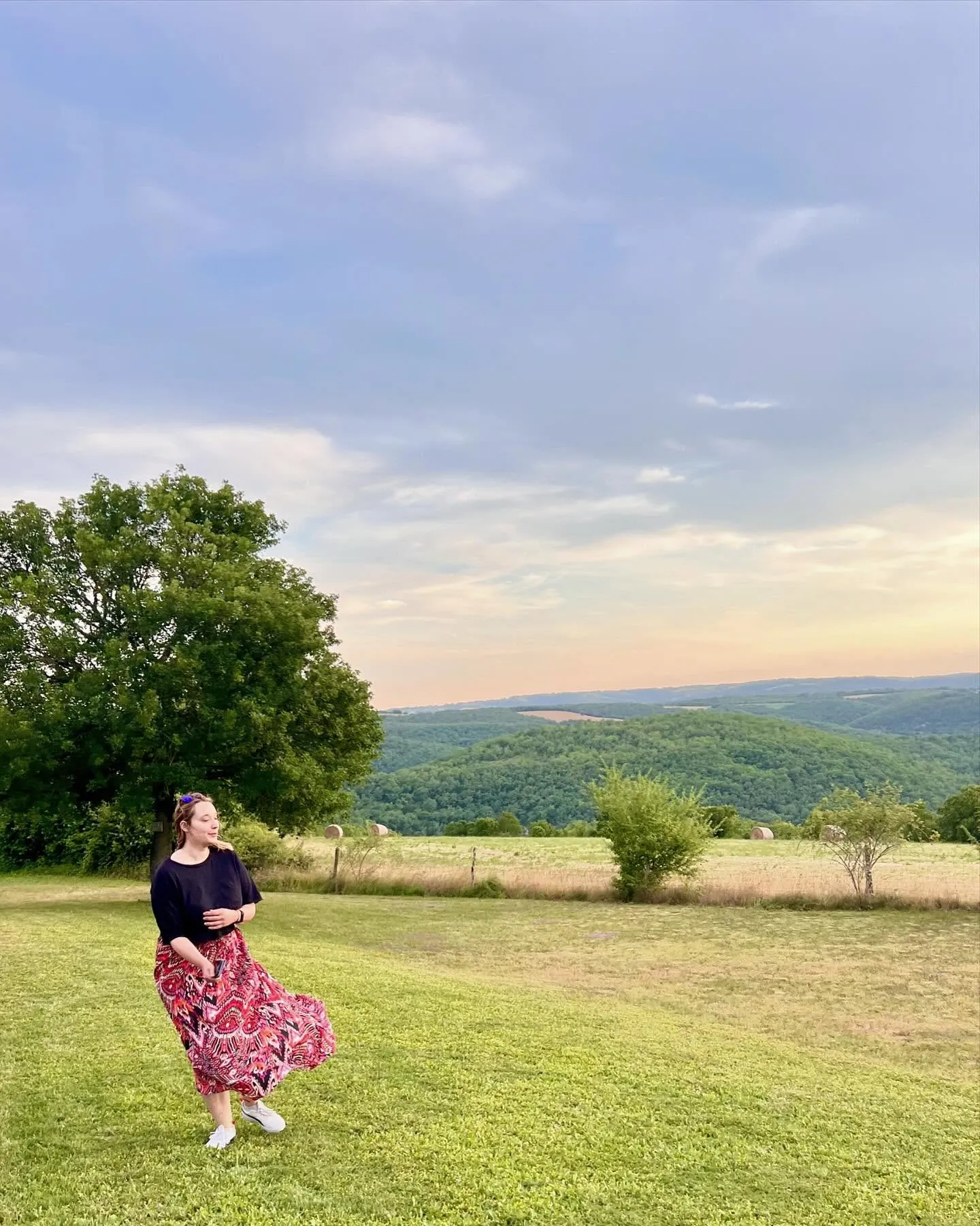 Détente au bord de la piscine vue Lot