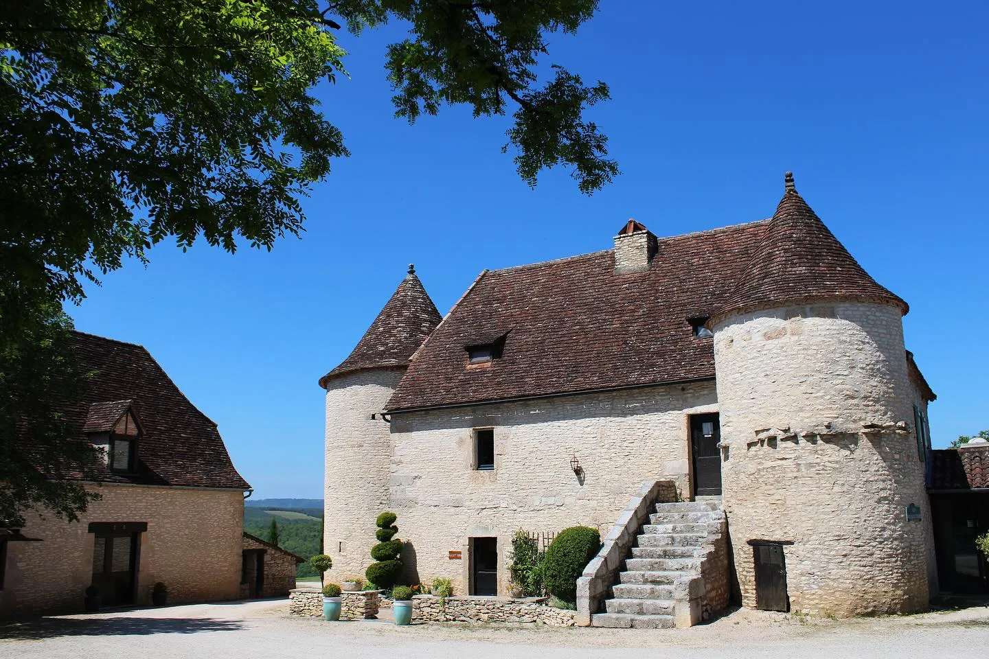 Terrasse ombragée petit-déjeuner hôtel Rocamadour