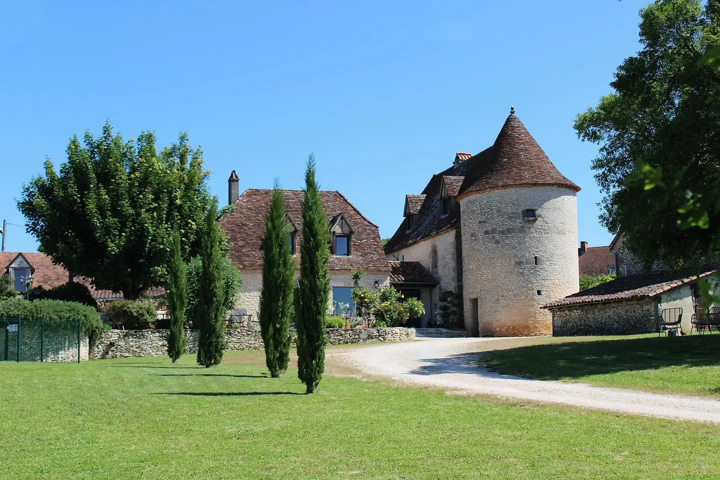 Petit-déjeuner terrasse vue campagne Lot