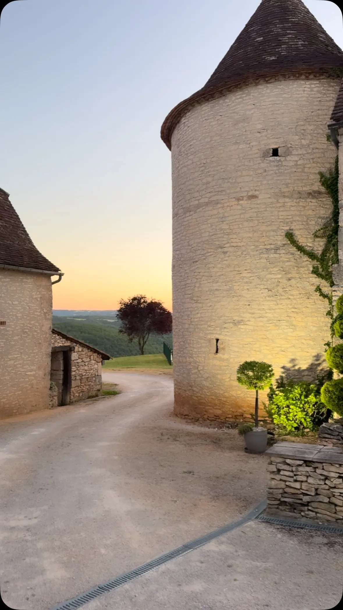 Allée arborée entrée Hôtel Les Vieilles Tours