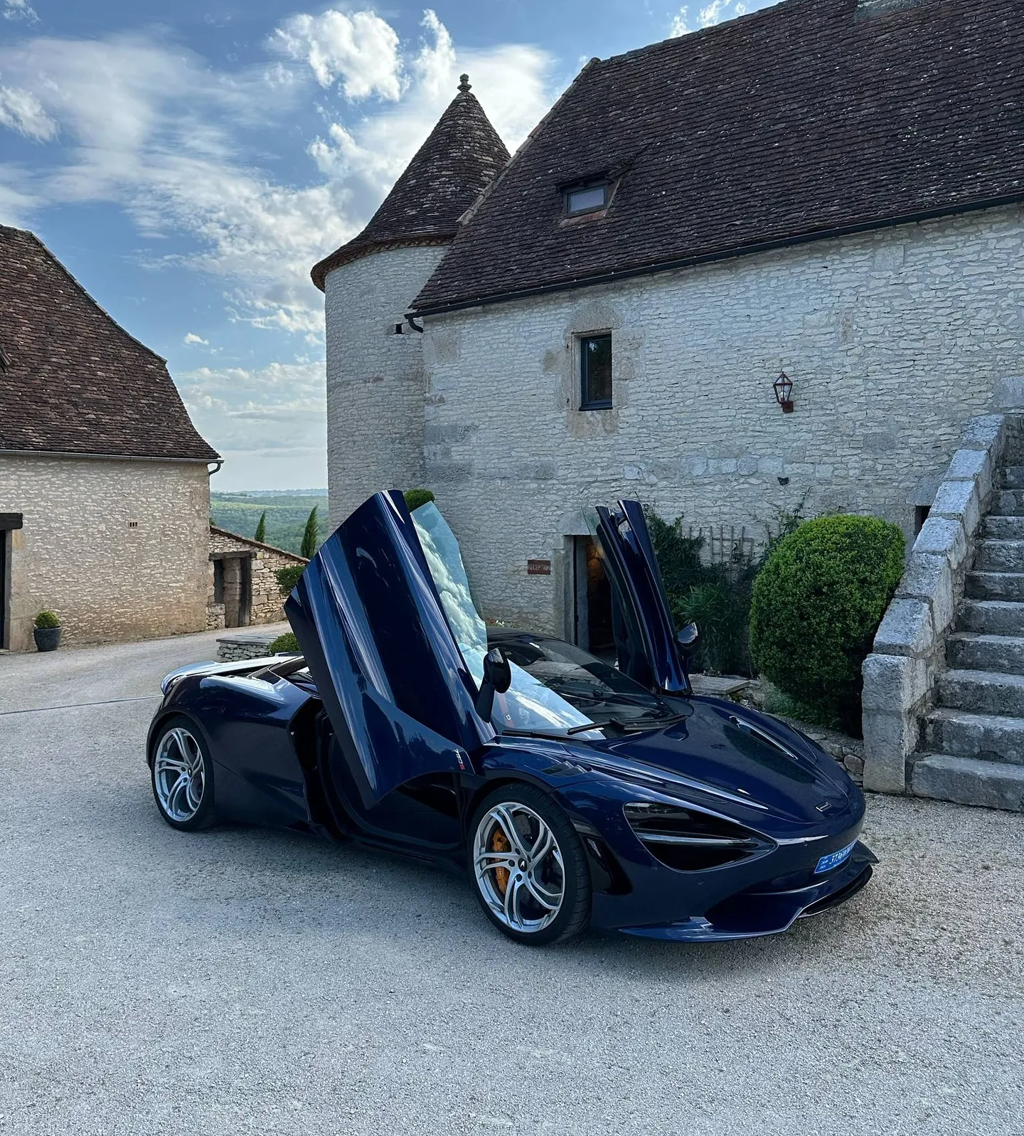 Intérieur chaleureux chambre hôtel Lot