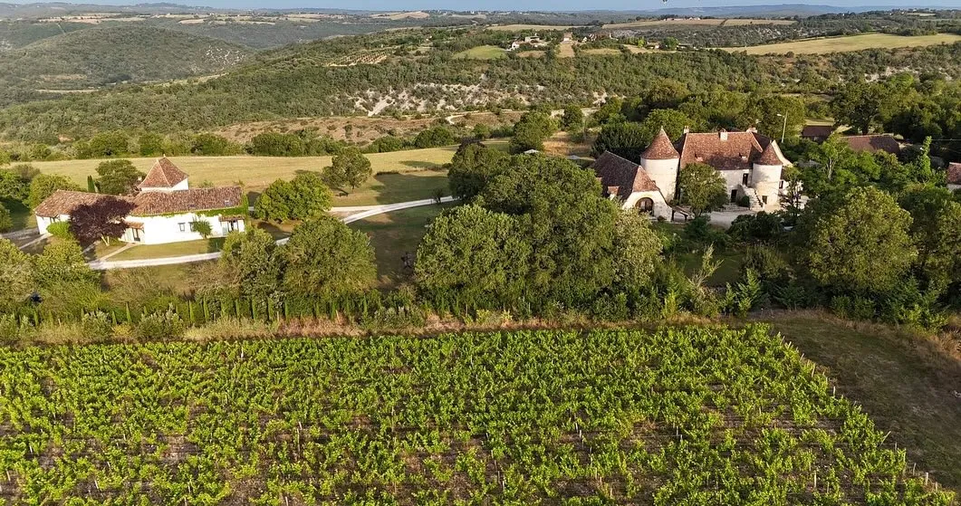 Vue aérienne hôtel vignes vallée du Lot