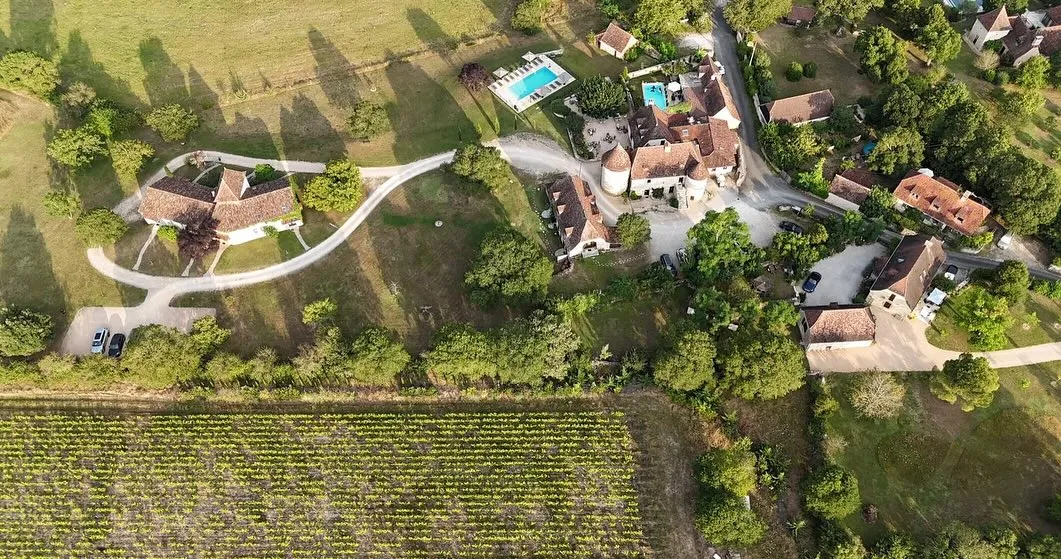 Terrasse couverte repas extérieur hôtel