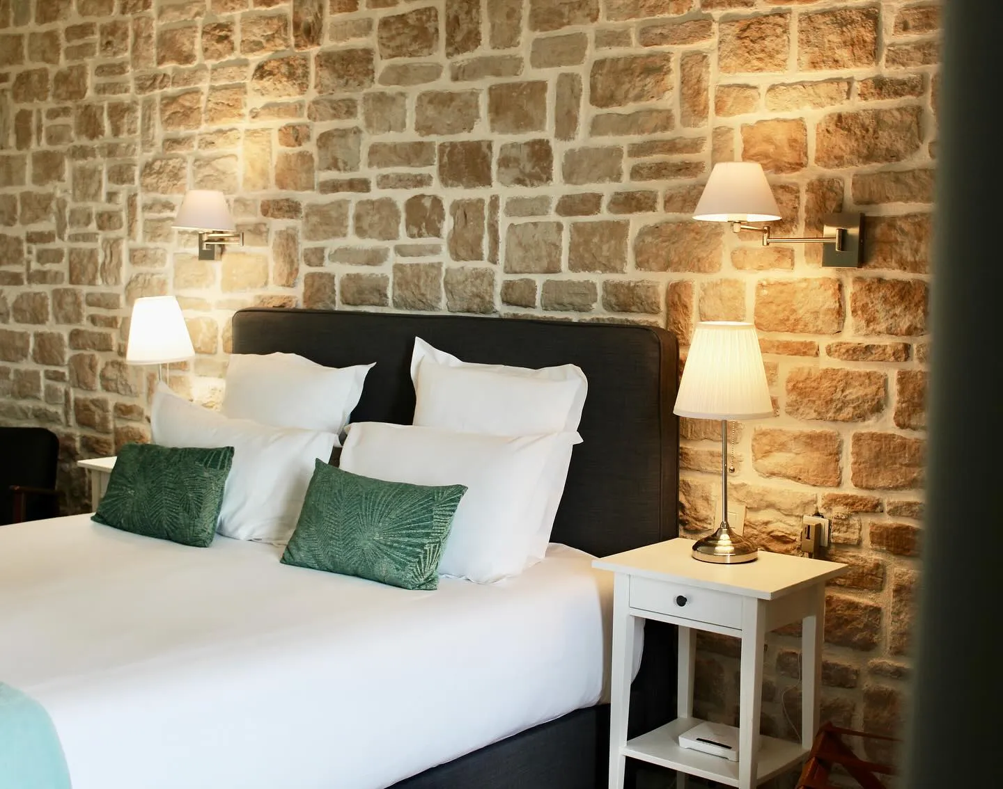 Chambre mur pierre chaleureuse hôtel Rocamadour