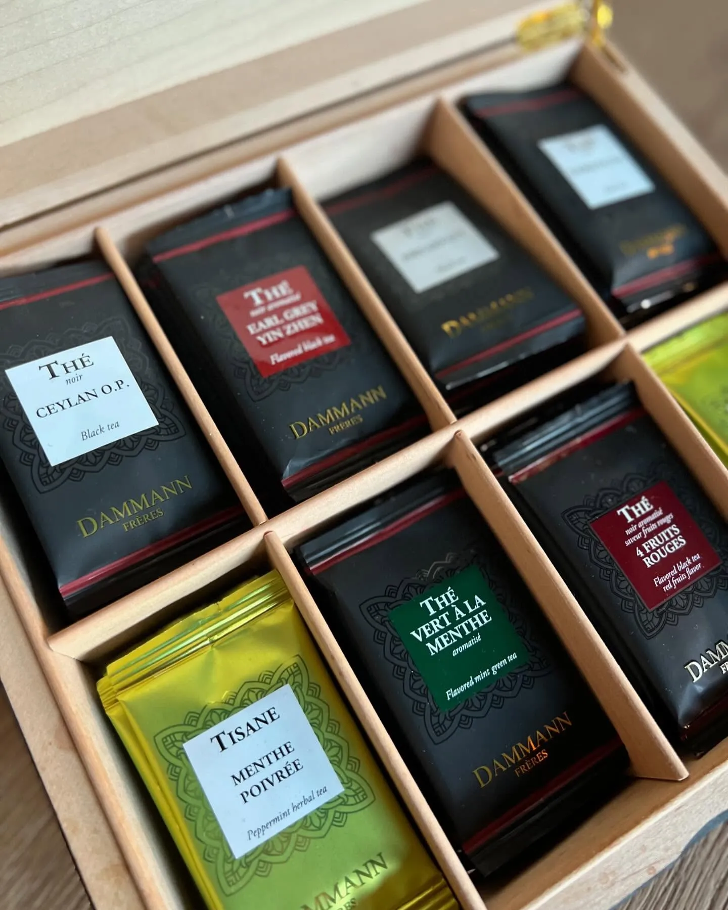 Vue apaisante campagne depuis chambre hôtel