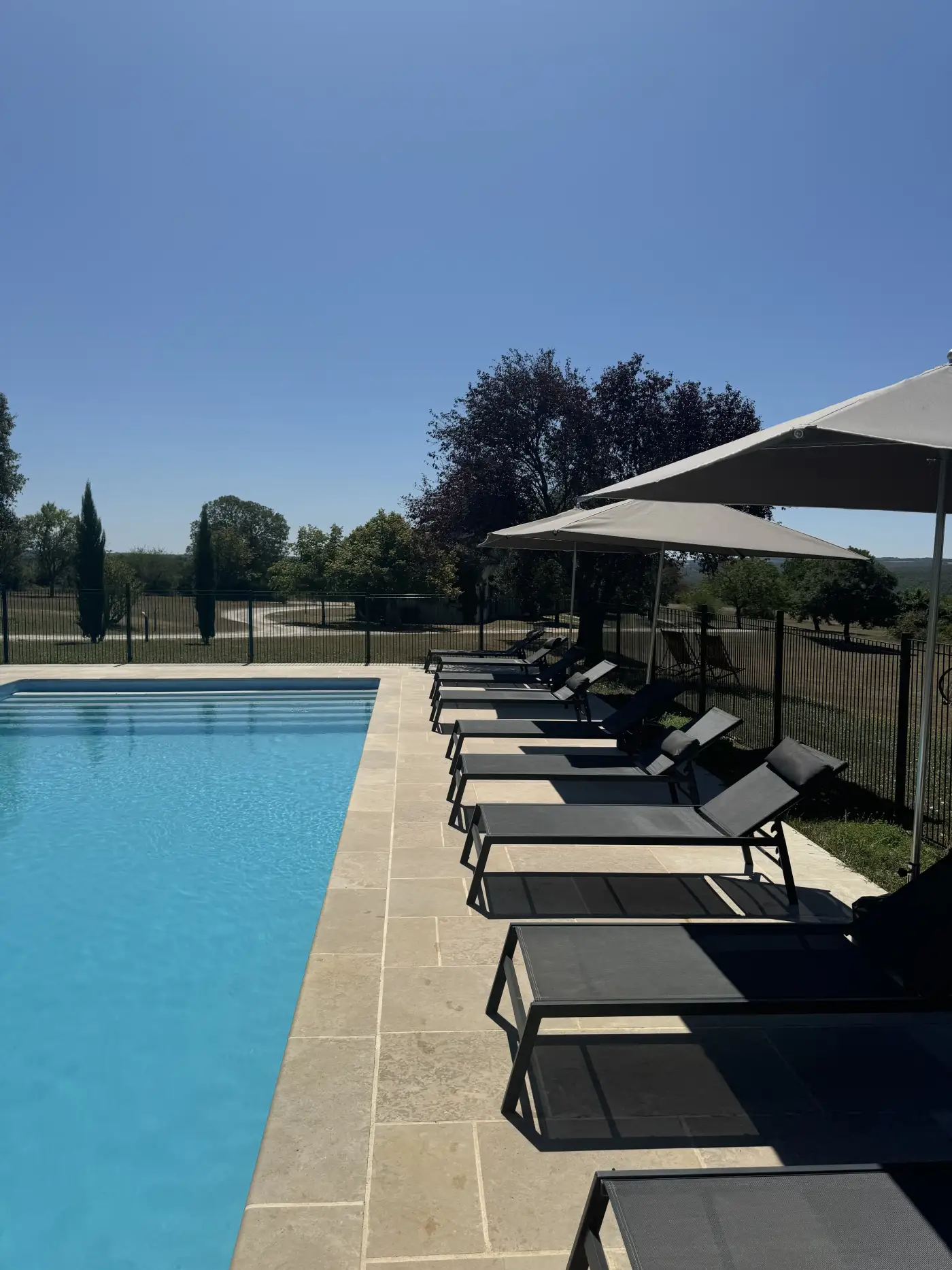 Espace détente au bord de la piscine - Hôtel de charme Rocamadour Lot