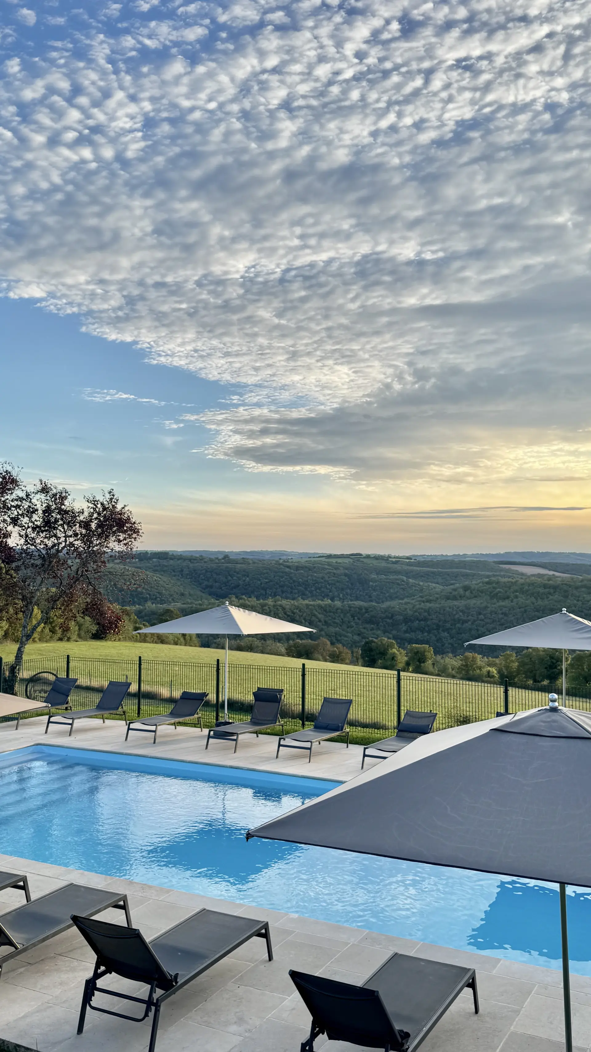 Piscine chauffée avec vue panoramique sur Rocamadour - Hôtel Les Vieilles Tours