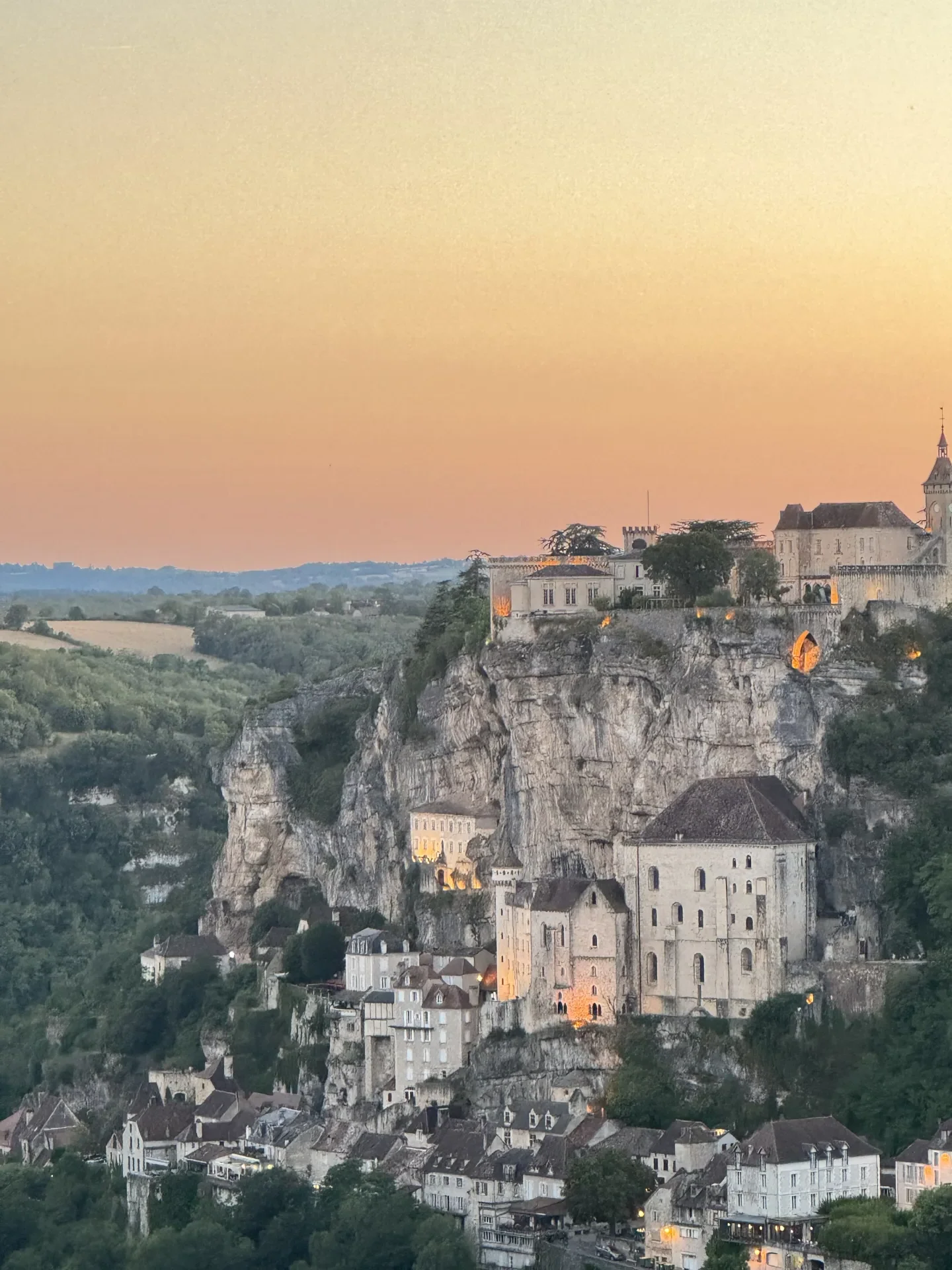 Vue panoramique sur la cité médiévale de Rocamadour depuis l'hôtel