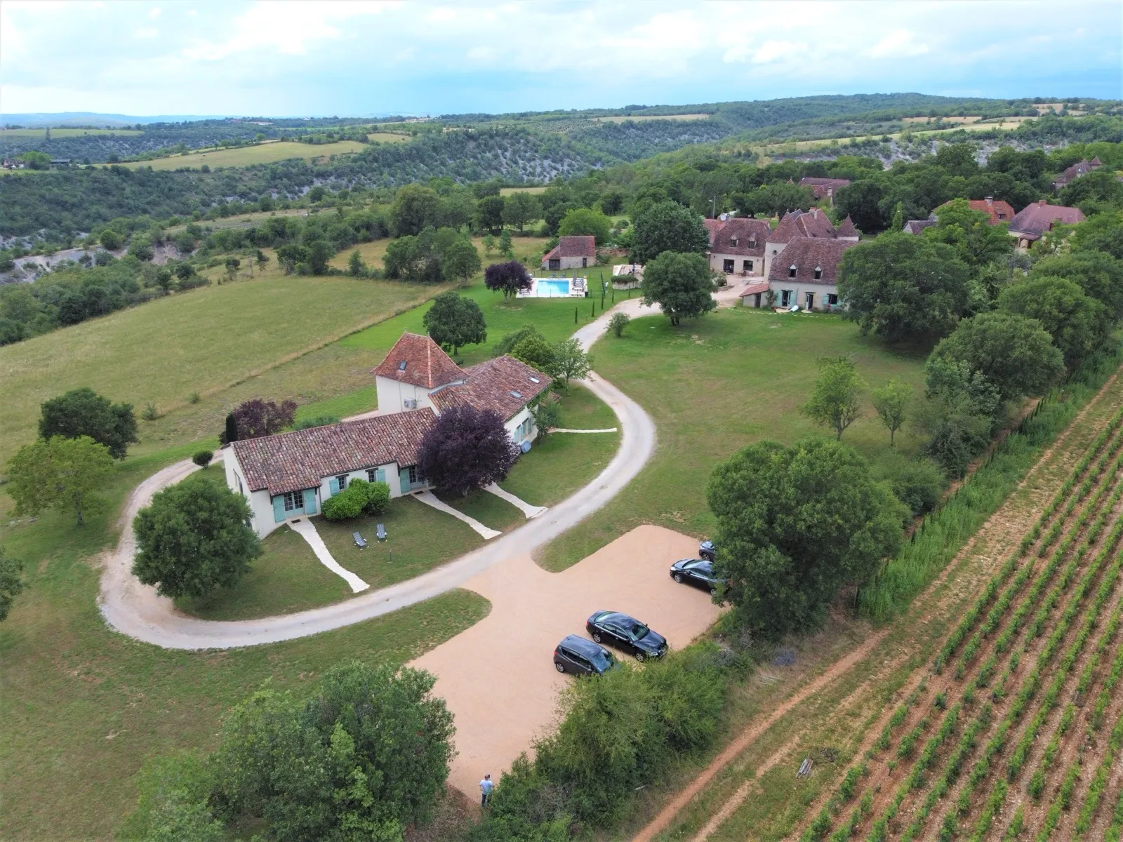 Aerial view hotel and parking - Hotel Les Vieilles Tours Rocamadour