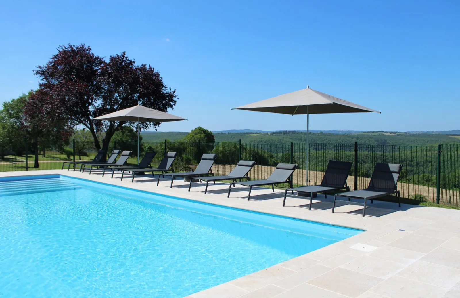 Heated pool with Rocamadour views - Hotel Les Vieilles Tours