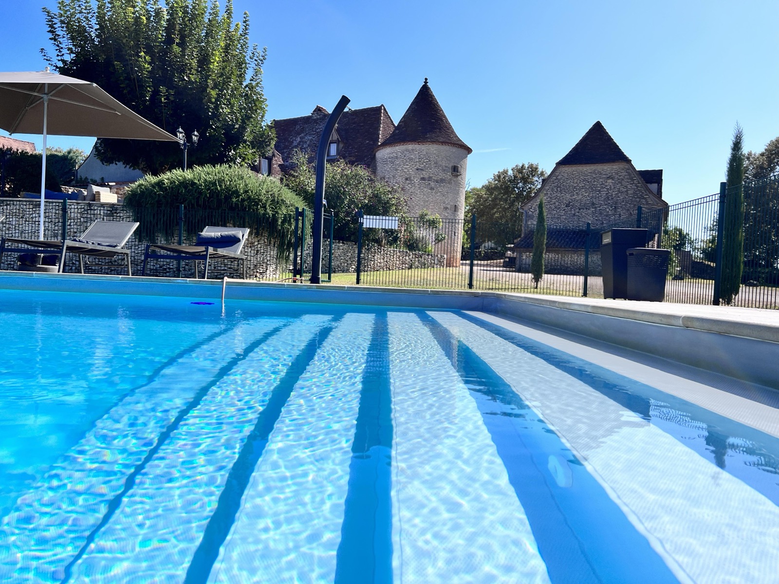 Piscine extérieure - Hôtel Les Vieilles Tours